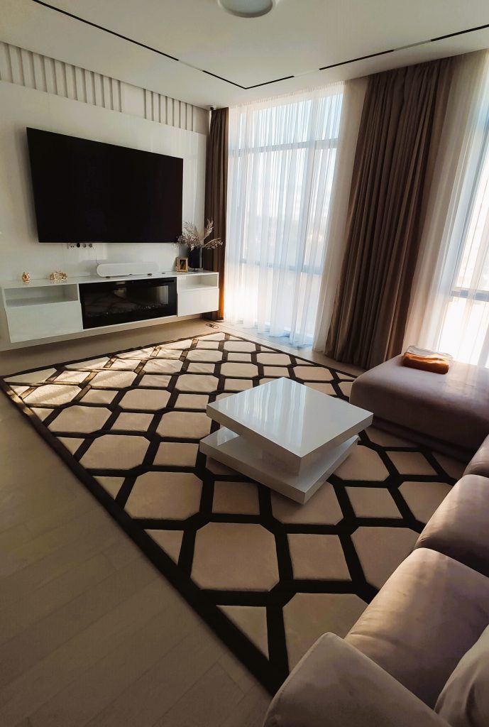 Geometric pattern rug in living room interior
