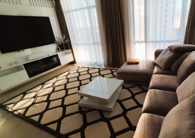 Geometric pattern rug side view in living room